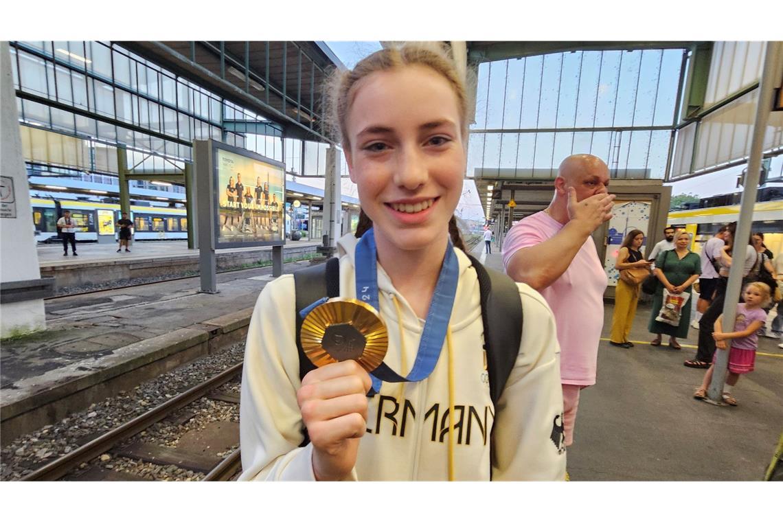 Der Goldmedaillengewinnerin Darja Varfolomeev wurde am Hauptbahnhof in Stuttgart ein gebührender Empfang bereitet. Hier zeigt sie ihre Goldmedaille.