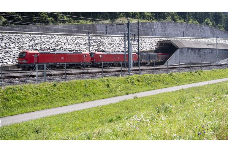 Der Güterverkehr nutzte teilweise die zweite Röhre, Passagierzüge wurden weitgehend über eine Bergstrecke umgeleitet. (Archivbild)