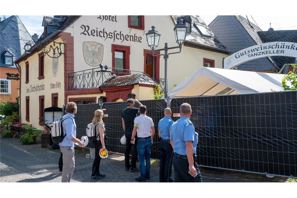 Der Gutachter schaute sich das eingestürzte Gebäude genau an.