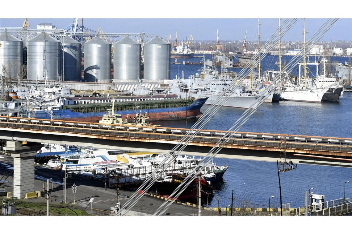 Der Hafen der südukrainischen Stadt Odessa am Schwarzen Meer ist immer wieder Ziel russischer Angriffe. (Archivbild)