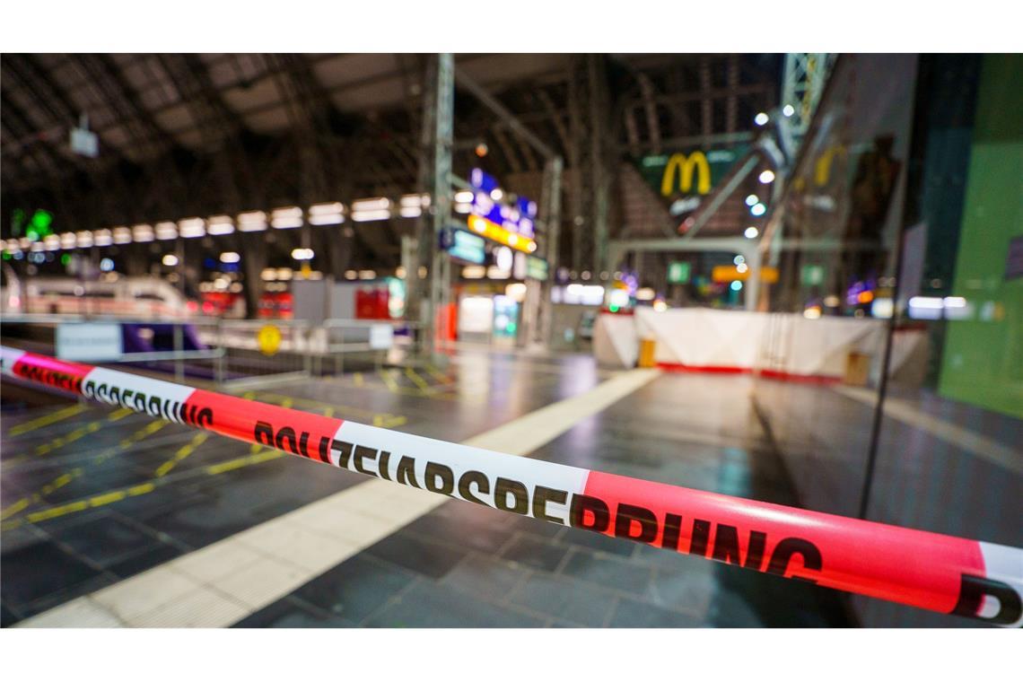 Der Hauptbahnhof war für Züge und Passagiere wegen des Polizeieinsatzes am Dienstagabend den Angaben nach für etwa 25 Minuten gesperrt.