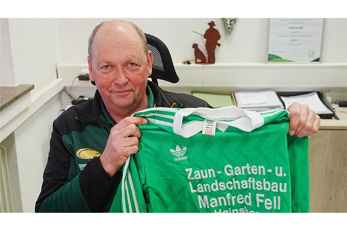 Der Heinsberger Firmenchef Manfred Fell und das berühmte Trikot.