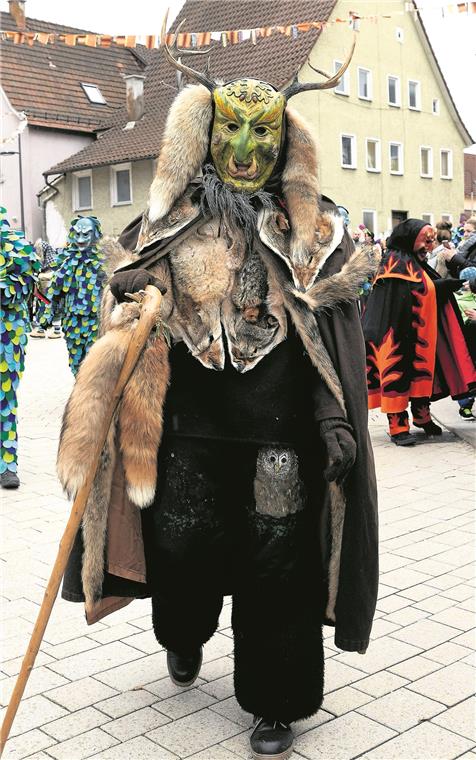 Der Hotz – hier beim Umzug in Sulzbach an der Murr – flößt schon Respekt ein. Die Einzelfigur der Murreder Henderwäldler basiert auf einer Sagengestalt. Fotos: J. Fiedler