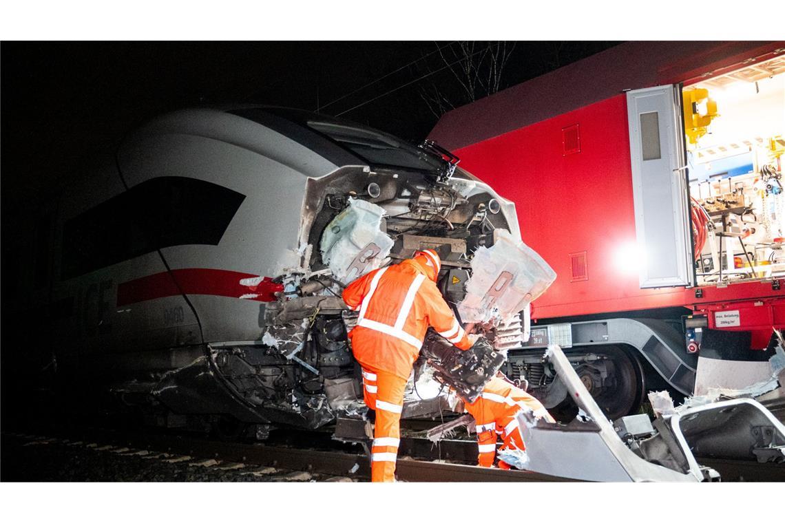 Der ICE mit 291 Insassen war am Dienstag mit einem Lastwagen zusammengestoßen.