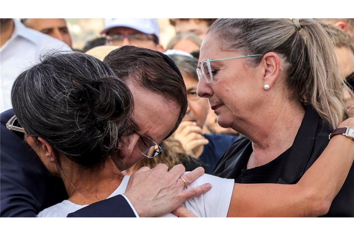 Der israelische Präsident Izchak Herzog umarmt Rachel Goldberg bei der Beerdigung ihres Sohnes Hersh Goldberg-Poli