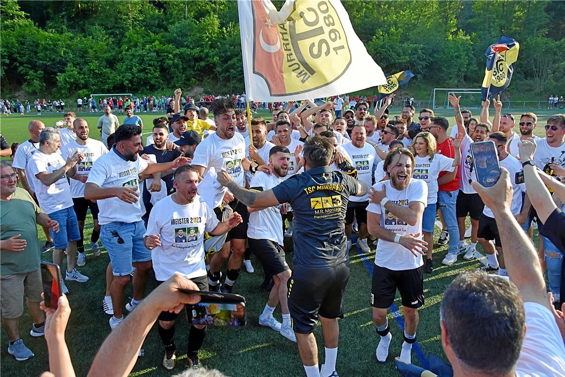 Der Jubel bei den Fußballern und Fans des TSC Murrhardt ist nach dem Gewinn der Meisterschaft riesengroß. Foto: Tobias Sellmaier