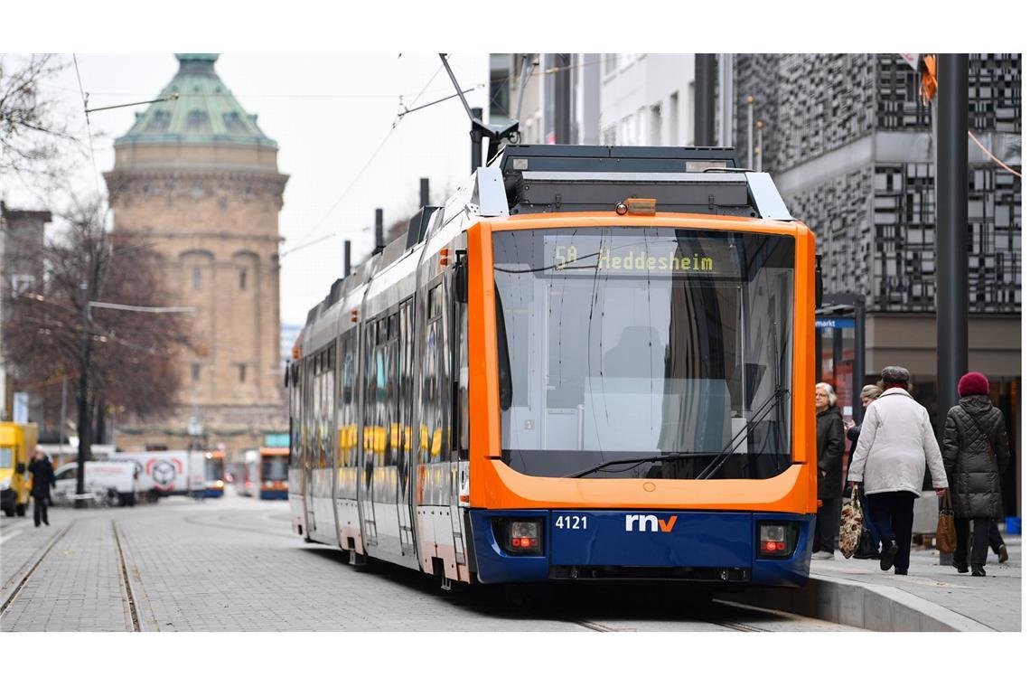 Der Jugendliche wurde in Mannheim von einer einfahrenden Straßenbahn erfasst. (Symbolbild)