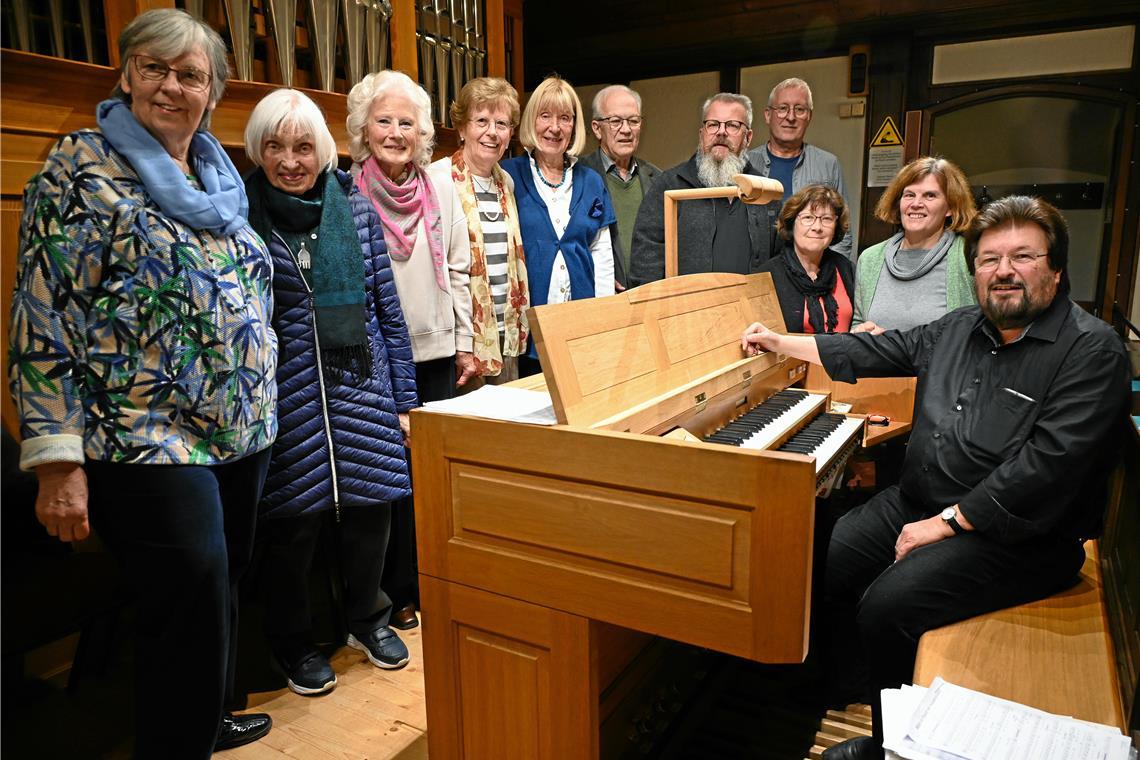 Der Kirchenchor auf der Empore mit Uwe Matti an der Orgel (rechts). Fotos: Elisabeth Klaper