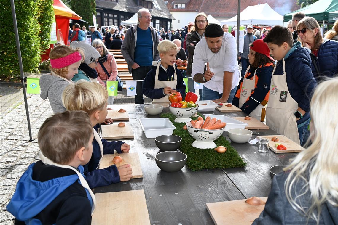 Der Kochbus macht halt beim Naturparkmarkt. Kleine Besucherinnen und Besucher können Leckereien zubereiten. Fotos: Elisabeth Klaper