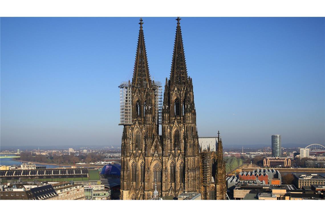 Der Kölner Dom musste am Freitag wegen eines verdächtigen Gegenstandes gesperrt werden. (Archivbild)