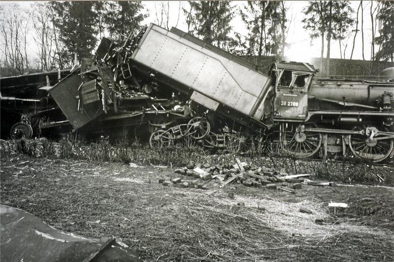 Der Kohlewagen wurde beim Zusammenstoß seitlich in die Höhe gehoben, die folgenden Wagen wurden daruntergedrückt. Fotos: Arthur Hubich