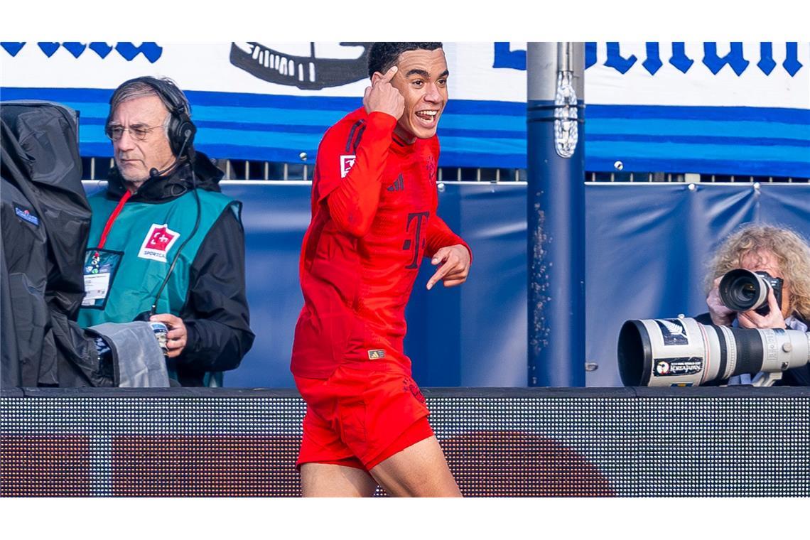 Der Kopf war's: Jamal Musiala (l) zeigt nach dem 2:0, womit er das Tor erzielt hat.