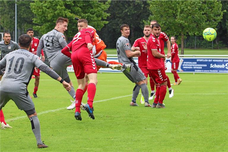 Der Kopfballtreffer von Loris Maier (Nummer 27) stellte die Weichen für die Backnanger um Spielertrainer Mario Marinic zu Beginn der zweiten Halbzeit auf Sieg. Foto: A. Hornauer