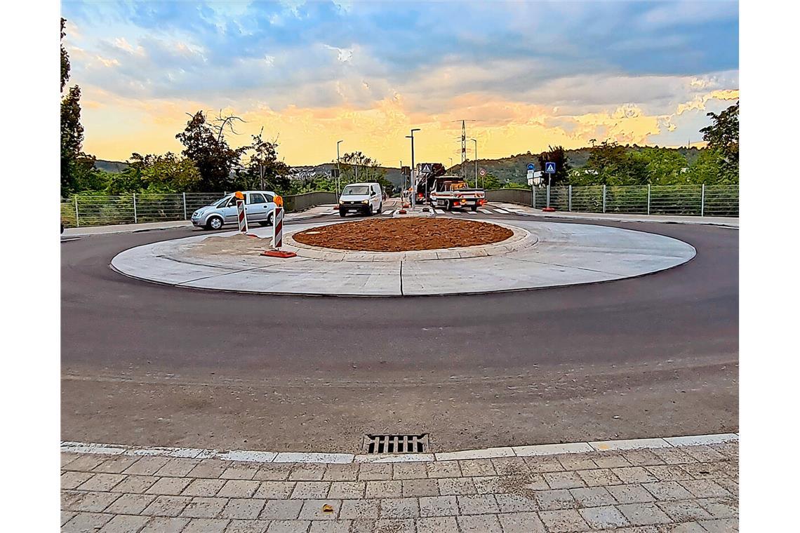 Der Kreisverkehr ist nahezu fertig. Wegen der Brückensanierung werden die Otto-Hirsch-Brücken nun gesperrt.