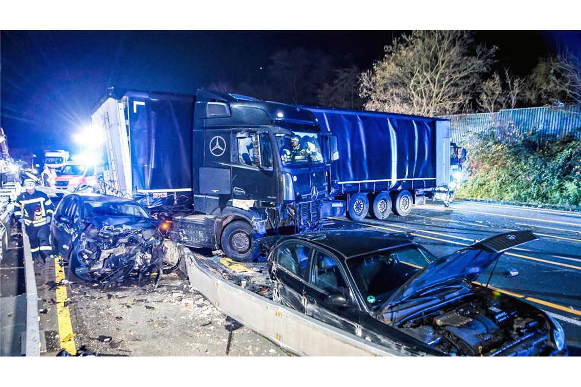 Der Lastwagen war in eine Unfallserie mit 50 beteiligten Fahrzeugen verwickelt.