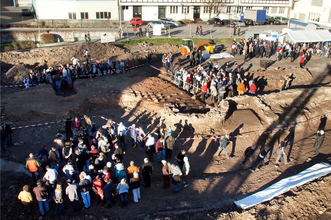 Der Limes verläuft auch durch Murrhardt und insofern stößt man immer wieder und immer noch auf historische Spuren der Römer. So geschehen 2010, als nach dem Spatenstich für das Murrhardter Ärztehaus ein römisches Bad entdeckt und freigelegt wurde. Die Aufnahme zeigt das Areal, als vor Ort Besichtigungen und Führungen möglich waren. Später wurden zentrale Teile des Bads in den Bau des Ärztehauses integriert. Archivfoto: Jörg Fiedler