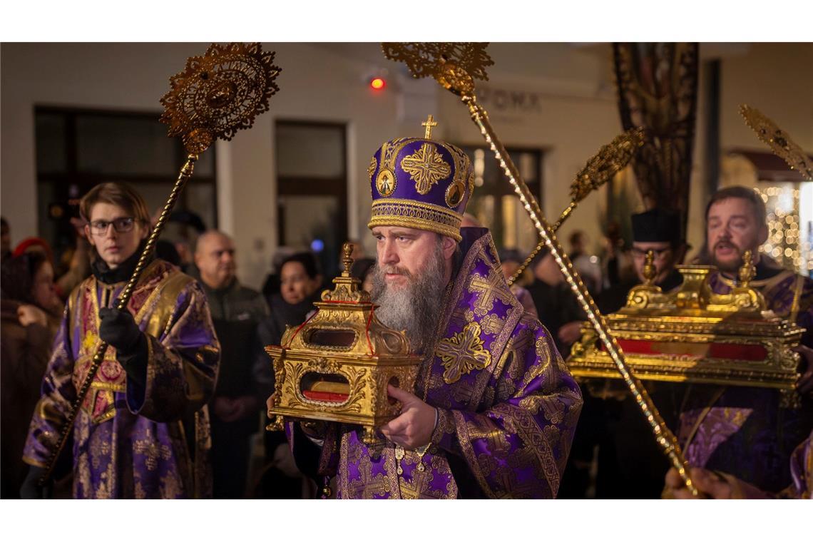 Der litauisch-orthodoxe Bischof Ambrosius trägt heilige Reliquien, ein Teil des Heiligen Kreuzes und einen Teil des Gewandes der Jungfrau Maria in der Heilig-Geist-Kirche.