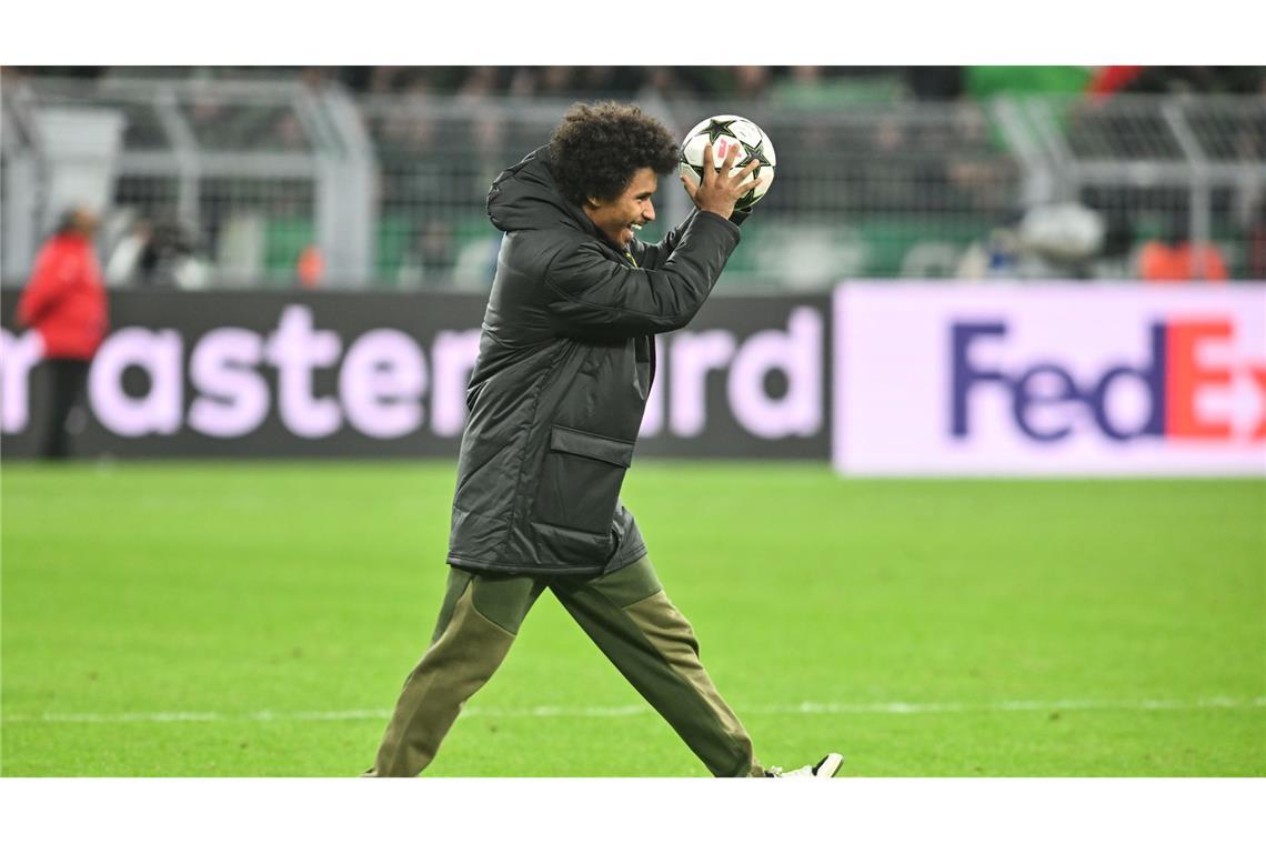 Der Lohn für eine Gala: Karim Adeyemi nahm den Ball nach seinem Dreierpack gegen Celtic Glasgow mit nach Hause.