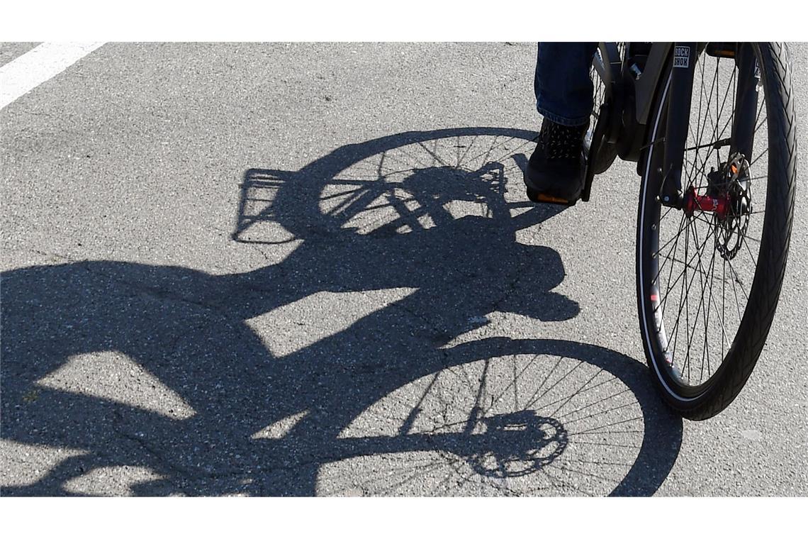 Der Mann blieb mit seinem Fahrrad am Bordstein hängen. (Symbolbild)