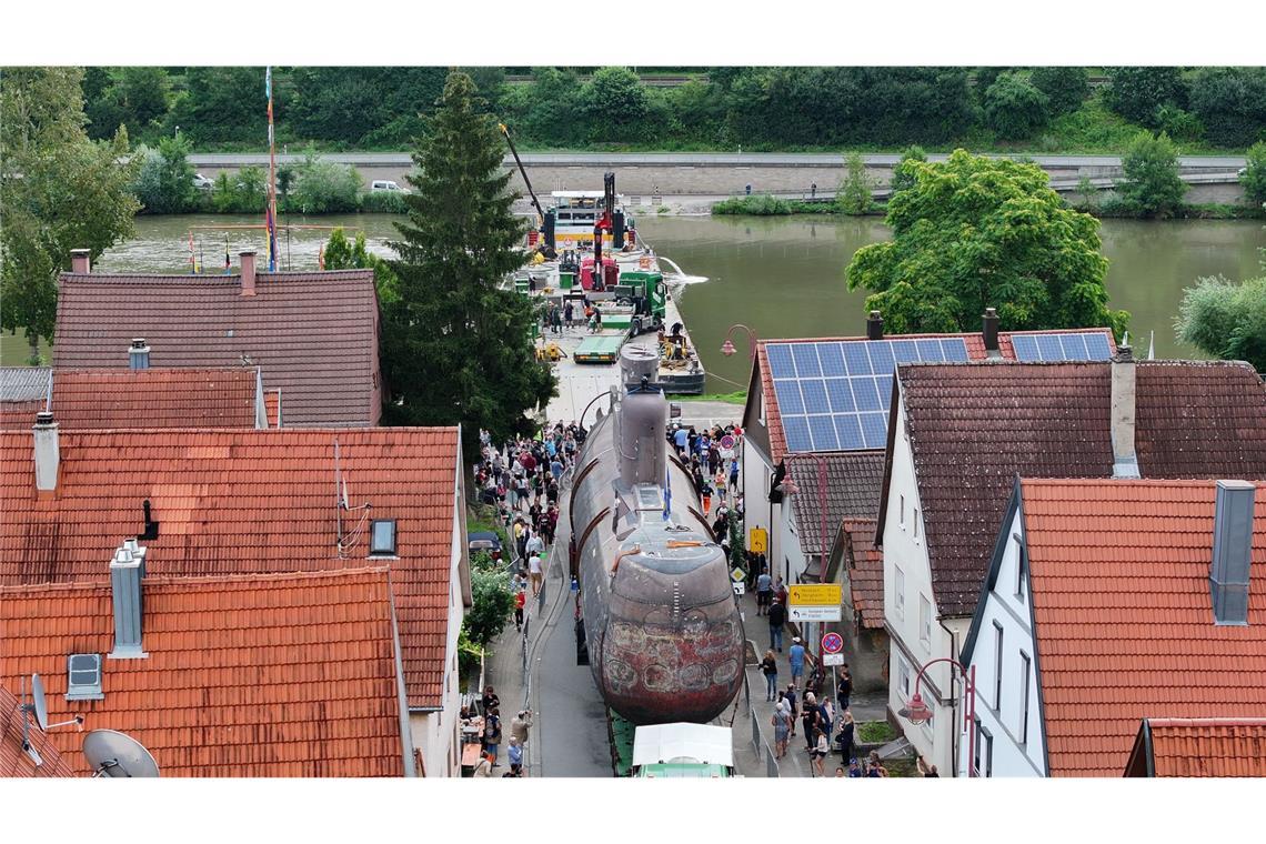 Der Mega-Transport auf seiner letzten Etappe in Richtung Technikmuseum Sinsheim. ( Hassmersheim am 13.Juli)