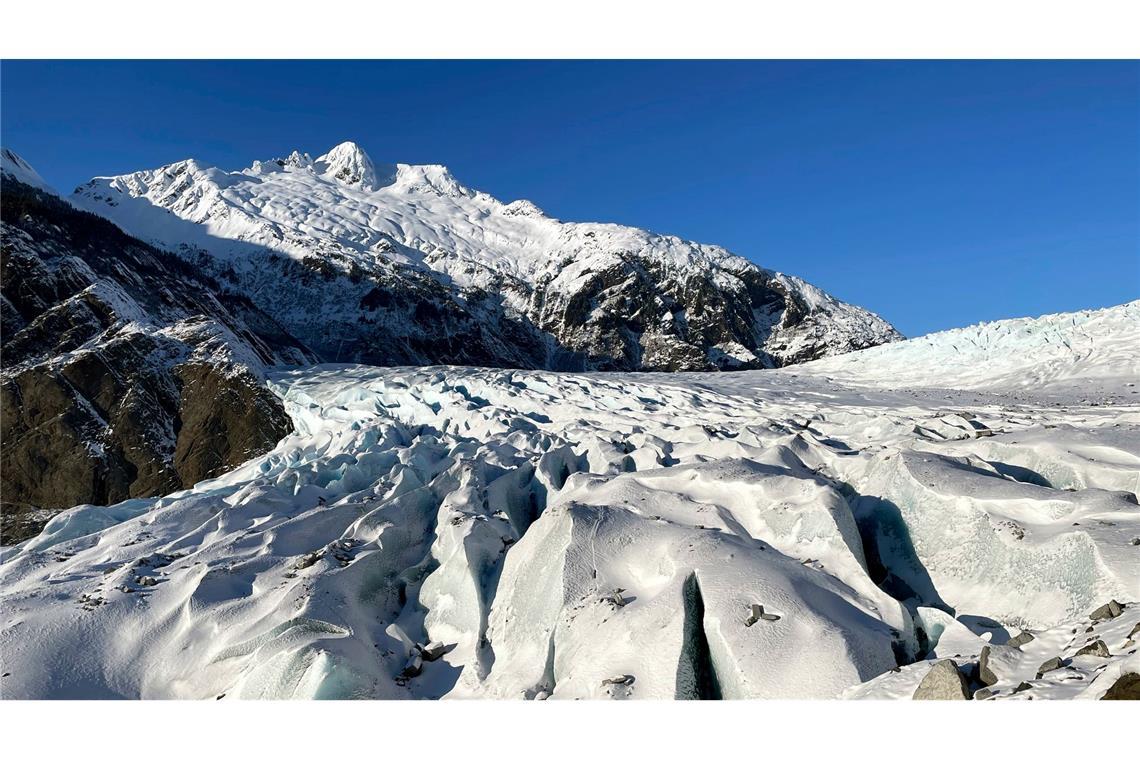 Der Mendenhall-Gletscher schlängelt sich durch felsiges und bergiges Gelände bei Juneau in Alaska.