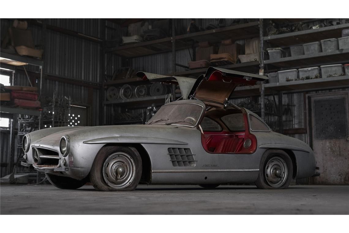 Der Mercedes-Benz 300 SL mit Aluminiumkarosserie und  geöffneten Flügeltüren