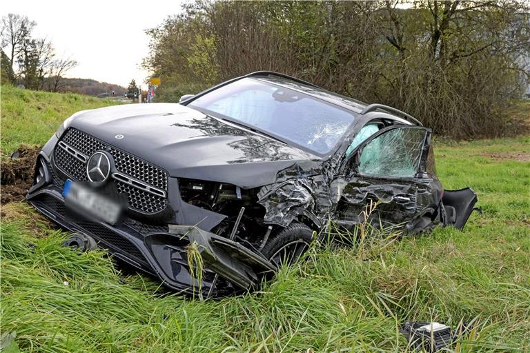 Der Mercedes wurde bei der Kollision schwer beschädigt.Foto: 7aktuell.de/Kevin Lermer