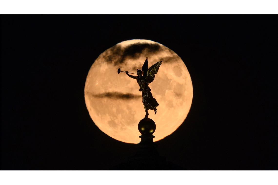 Der Mond geht am Abend hinter der Kuppel der Akademie der Bildenden Künste in Dresden auf.