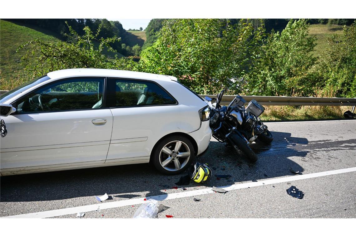 Der Motorradfahrer krachte mit seinem Motorrad  in das Heck des Audis.