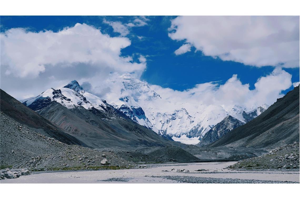 Der Mount Everest mit dem Arun River im Vordergrund.