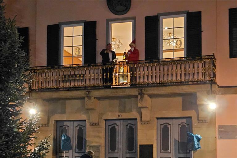 Der Murrhardter Bürgermeister Armin Mößner begrüßt auf dem Rathausbalkon in Murrhardt das Sandmännchen. Foto: Stadt Murrhardt