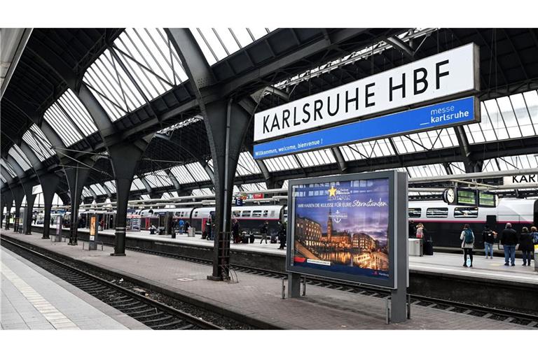 Der mutmaßliche Täter des Angriffes am Hauptbahnhof in Karlsruhe ist weiter auf der Flucht. (Symbolbild)