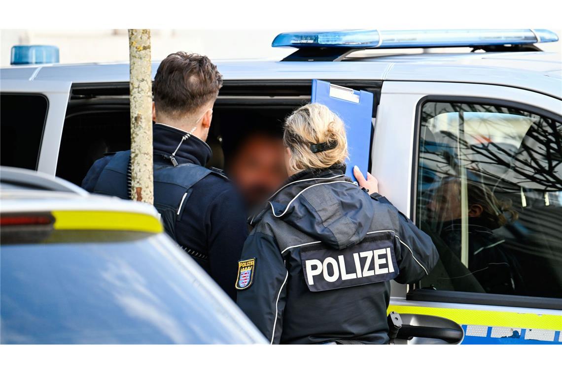 Der mutmaßliche Täter wurde nach der Festnahme in ein Polizeiauto gebracht.