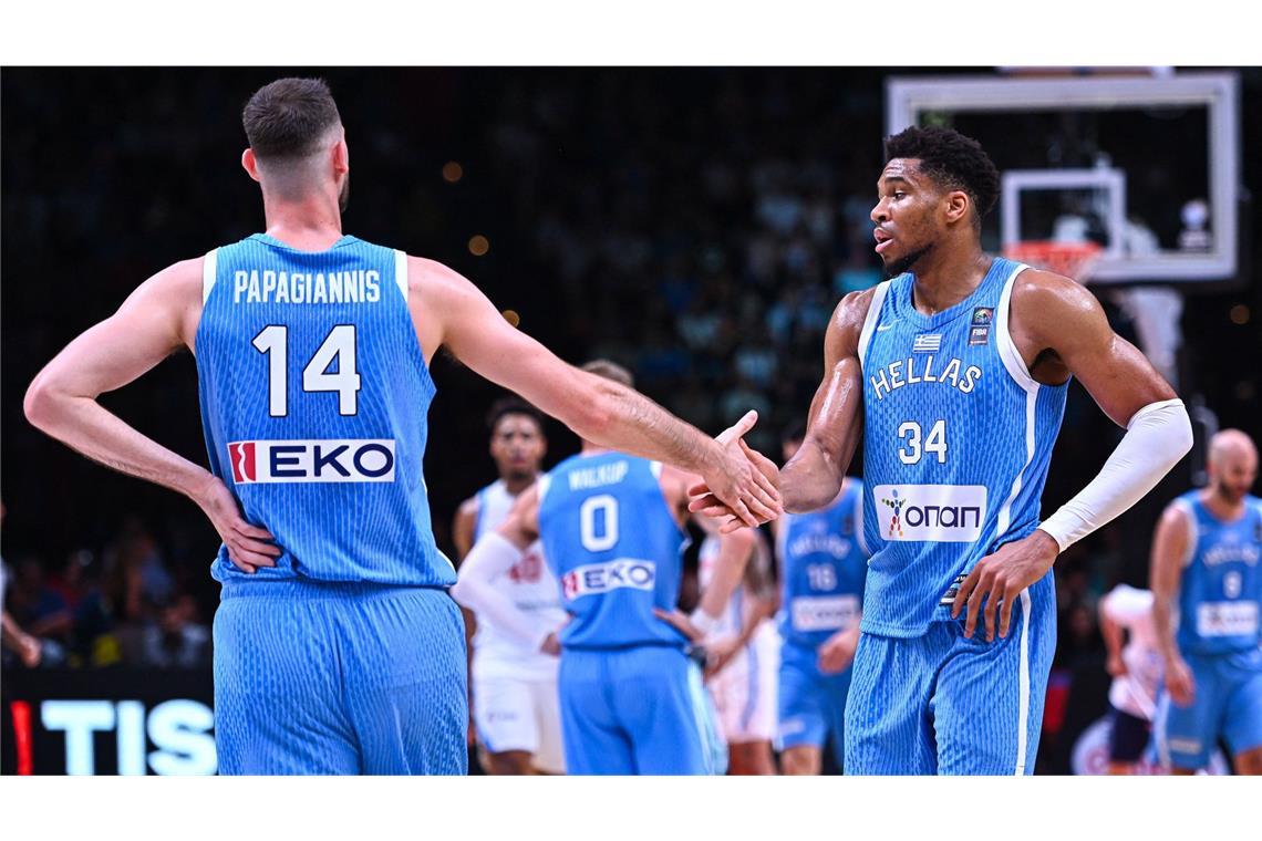 Der Name lässt anderes vermuten, doch Griechenlands Basketball-Star Giannis Antetokounmpo (rechts) ist tatsächlich nicht mit Mitspieler Georgios Papagiannis verwandt.