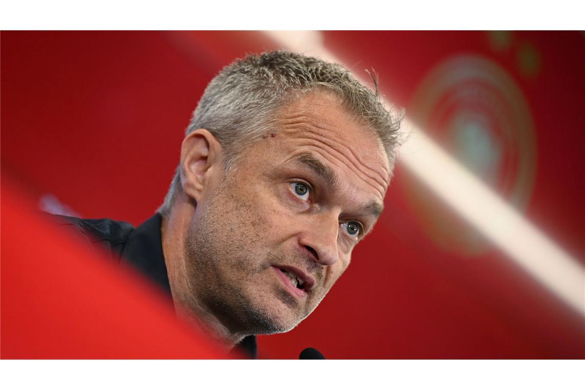 Der neue Bundestrainer der Fußballerinnen wird sein Debüt im legendären Wembley-Stadion feiern.