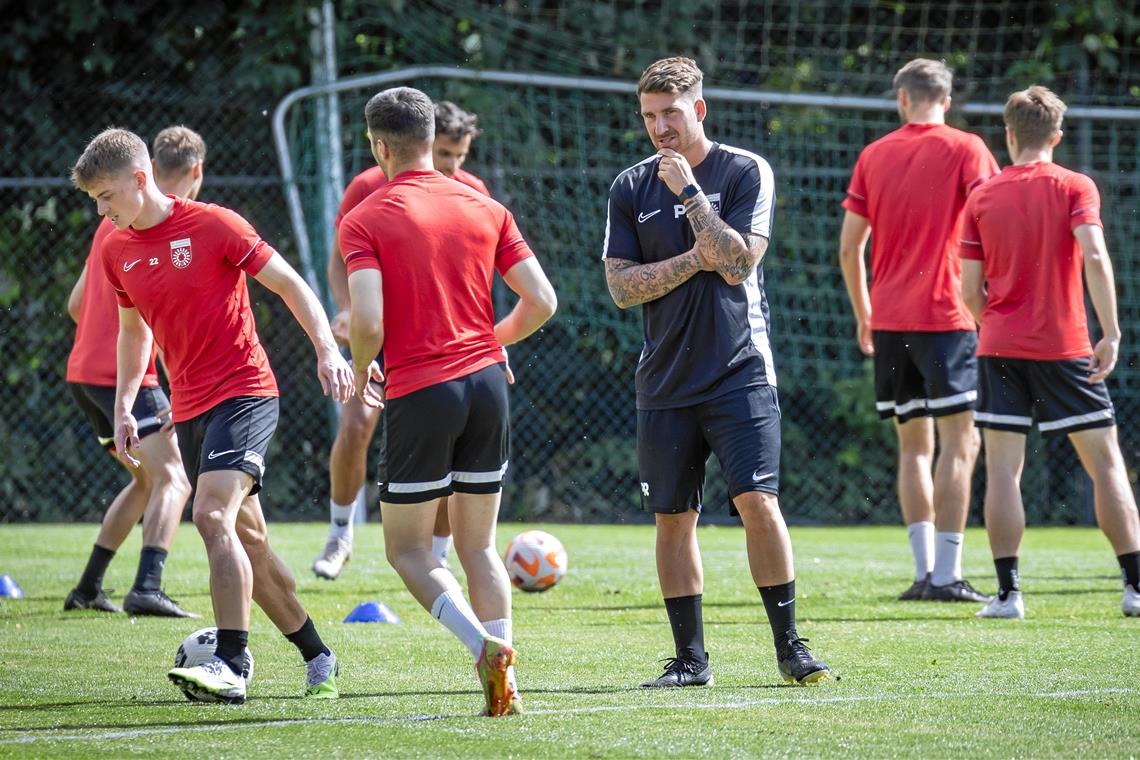 Der neue Großaspacher Trainer Pascal Reinhardt (schwarzes Trikot) hat seine erste Übungseinheit geleitet. Foto: Alexander Becher