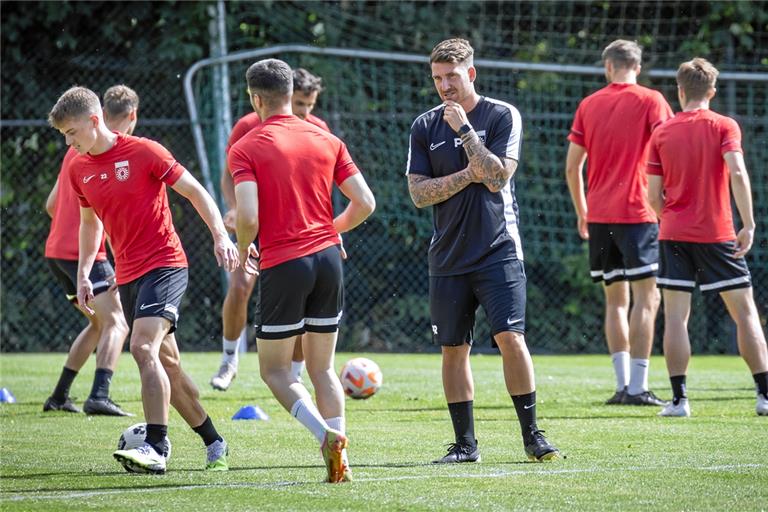 Der neue Großaspacher Trainer Pascal Reinhardt (schwarzes Trikot) hat seine erste Übungseinheit geleitet. Foto: Alexander Becher