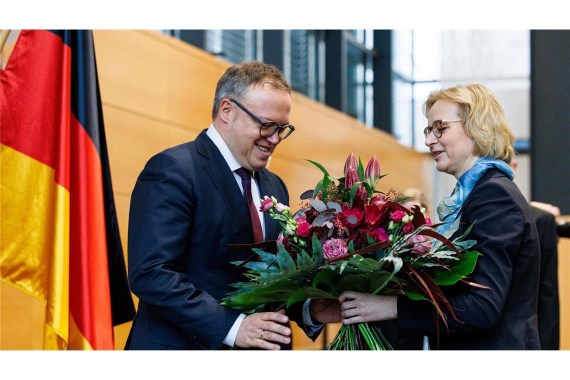 Der neue Ministerpräsident Mario Voigt bekommt von Katja Wolf Blumen.