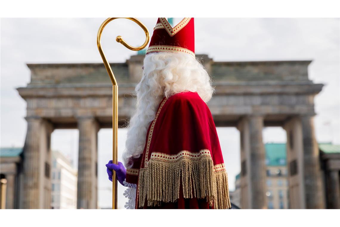 Der niederländische Sinterklaas reist traditionell mit dem Dampfschiff an. (Archivbild)