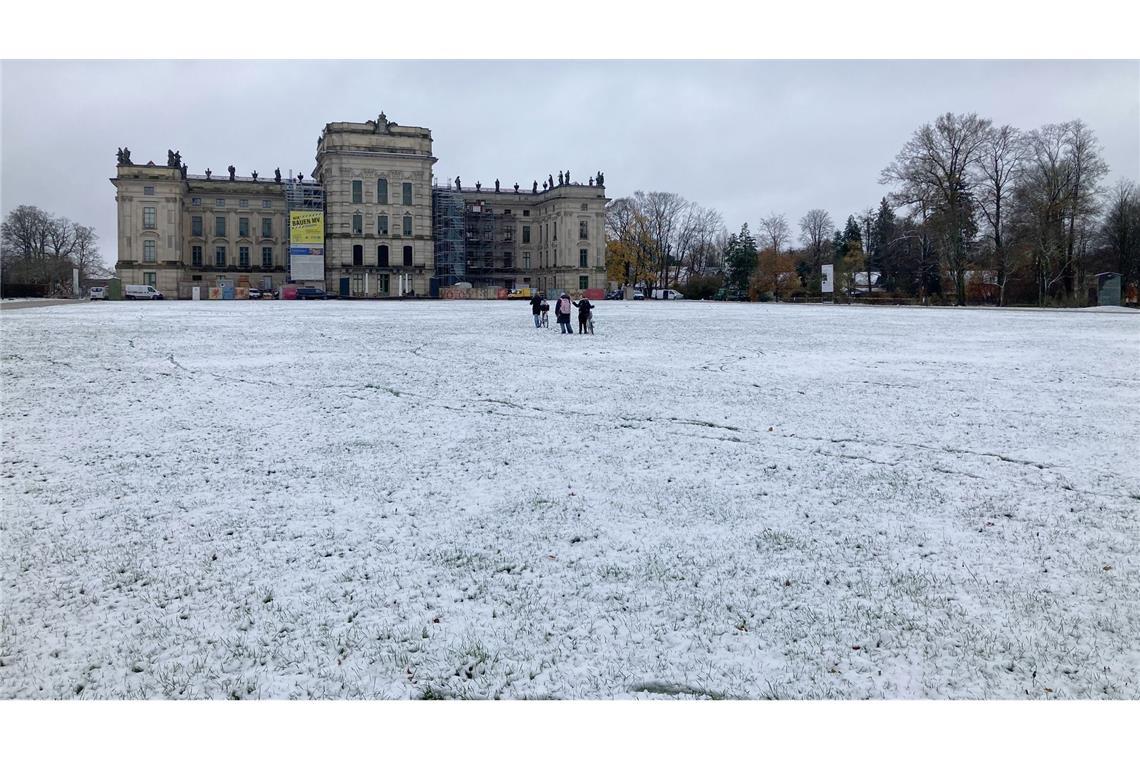 Der Norden Deutschlands wie hier das Schloss Ludwigslust in Mecklenburg-Vorpommern bekam vielerorts schon Schnee ab.