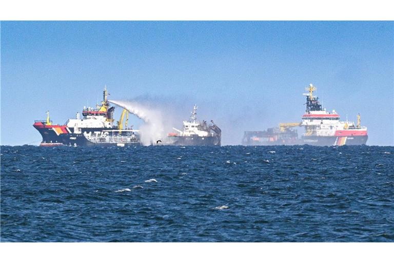 Der Öltanker „Annika“ brennt vor Kühlungsborn in der Ostsee. Etwa 640 Tonnen Schweröl befinden sich auf dem unter deutscher Flagge fahrenden Schiff, der Unglücksort liegt zwischen Kühlungsborn und Warnemünde.