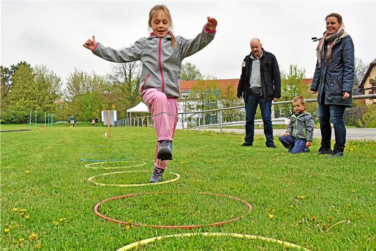 Der Parcours der TSG 1846 war für die Kinder ein Spaß und vor allem eine Hilfe, um den Mangel an Bewegung ein wenig auszugleichen. Solche Angebote hätte sich der Bewegungsneurowissenschaftler aus Auenwald mit Unterstützung der Behörden auch an vielen anderen Orten erhofft. Foto: T. Sellmaier