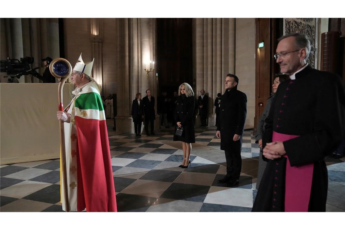 Der Pariser Erzbischof Laurent Ulrich öffnete die Türen der Kathedrale.