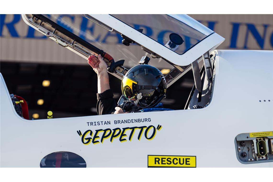 Der Pilot sitzt in Booms Testmaschine XB-1 auf einer Rollbahn in der Mojave-Wüste.