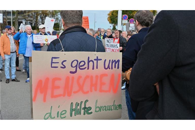 Der Protest gegen die Schließung von Notfallpraxen im Land hat inzwischen auch den Weg auf die Straße gefunden.