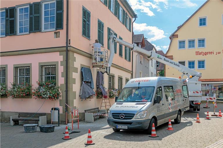 Der Putz wird geöffnet, um Holzproben nehmen zu können. Fotos: Stefan Bossow