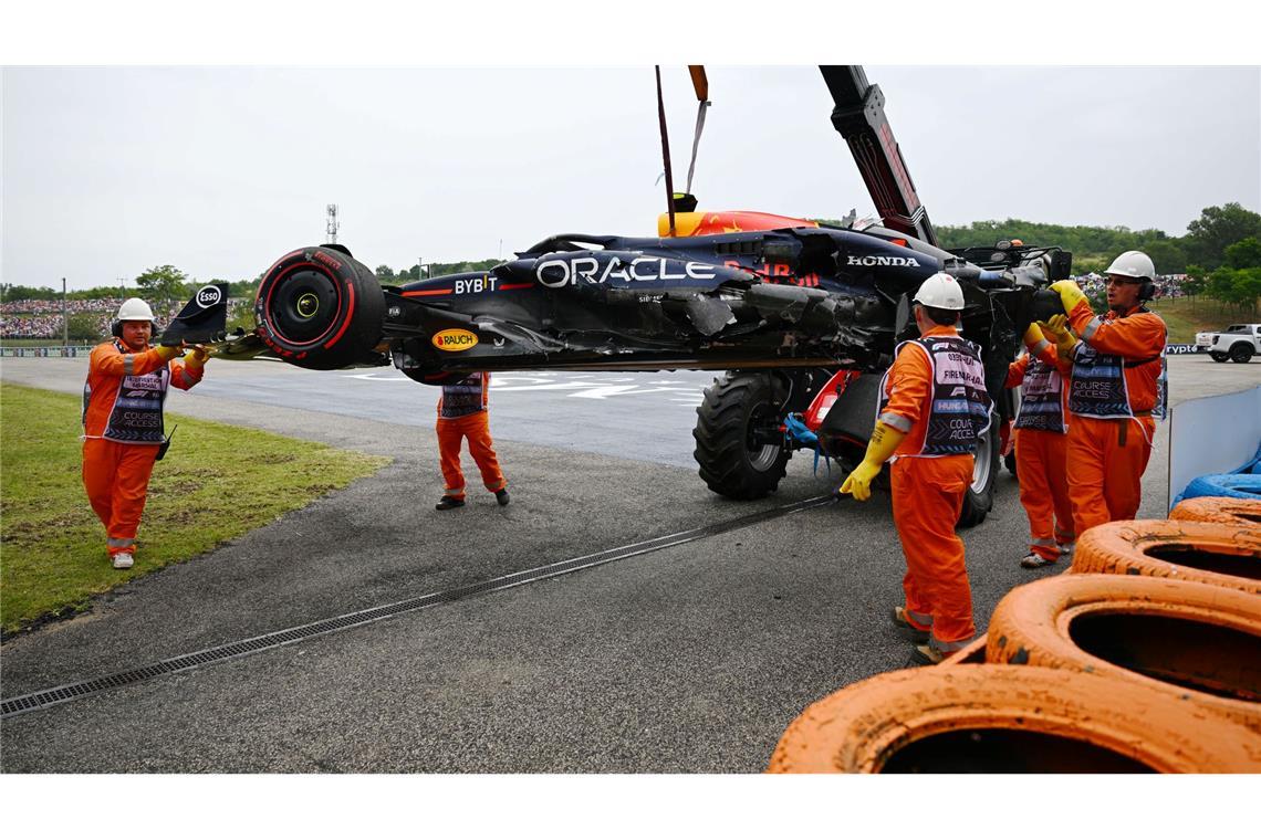 Der Red Bull von Sergo Pérez - demoliert und am Abschlepphaken.