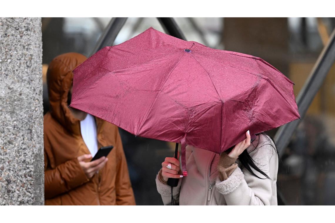 Der Regenschirm könnte auch in den kommenden Tagen ein guter Begleiter sein.