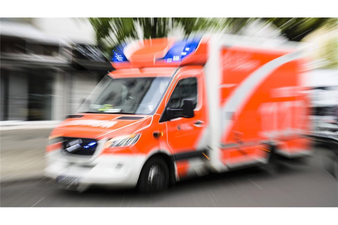 Der Rettungsdienst brachte den Mann in lebensbedrohlichem Zustand in ein Krankenhaus. (Symbolbild)