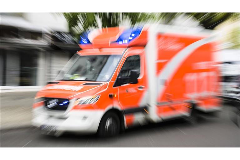 Der Rettungsdienst brachte den Mann in lebensbedrohlichem Zustand in ein Krankenhaus. (Symbolbild)